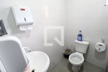 Banheiro de kitnet/studio para alugar com 1 quarto, 85m² em Santa Mônica, Uberlândia