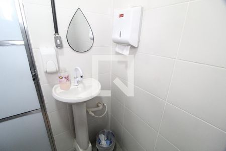 Banheiro de kitnet/studio para alugar com 1 quarto, 85m² em Santa Mônica, Uberlândia