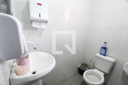 Banheiro de kitnet/studio para alugar com 1 quarto, 85m² em Santa Mônica, Uberlândia