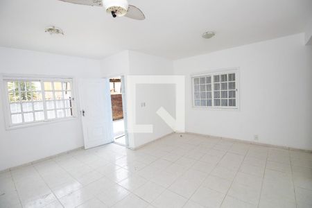 Sala de casa de condomínio para alugar com 3 quartos, 300m² em Vargem Grande, Rio de Janeiro