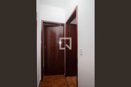 Corredor de casa para alugar com 2 quartos, 90m² em Vila Serralheiro, São Paulo