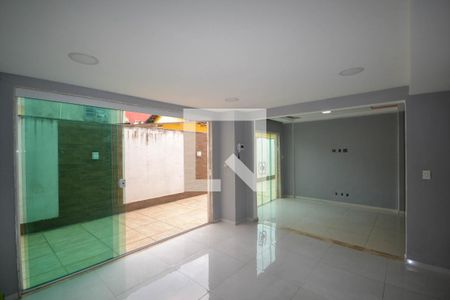 Sala de casa para alugar com 4 quartos, 110m² em Vila Maranhao, Nova Iguaçu