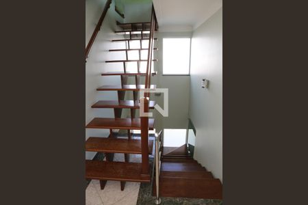 Casa à venda com 400m², 3 quartos e 6 vagas Casa à venda com 400m², 3 quartos e 6 vagasEscada