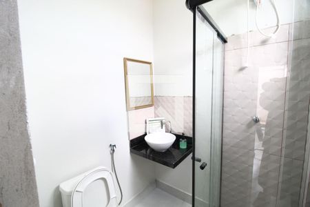 Banheiro de kitnet/studio para alugar com 1 quarto, 50m² em Jardim Karaíba, Uberlândia