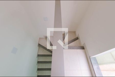 Apartamento para alugar com 130m², 2 quartos e 2 vagas Apartamento para alugar com 130m², 2 quartos e 2 vagasEscada