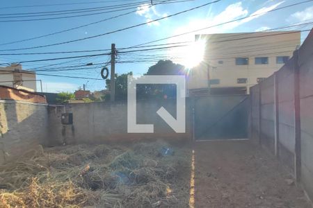 Casa à venda com 143m², 2 quartos e 4 vagas Casa à venda com 143m², 2 quartos e 4 vagasQuintal - Garagem
