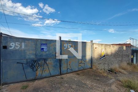 Casa à venda com 143m², 2 quartos e 4 vagas Casa à venda com 143m², 2 quartos e 4 vagasFachada