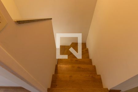 Casa de condomínio para alugar com 120m², 3 quartos e 2 vagas Casa de condomínio para alugar com 120m², 3 quartos e 2 vagasEscadas