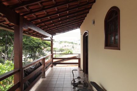 Varanda  de casa à venda com 6 quartos, 240m² em Alípio de Melo, Belo Horizonte