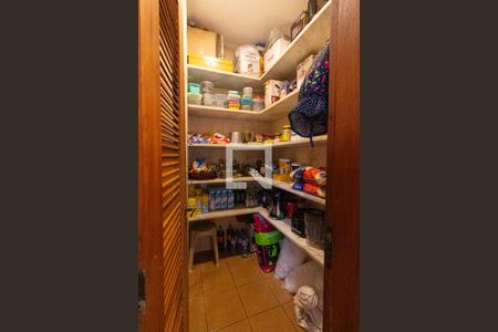 Casa à venda com 500m², 4 quartos e 4 vagas Casa à venda com 500m², 4 quartos e 4 vagasDespensa da Cozinha