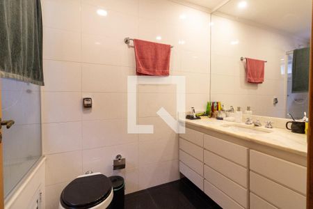 Casa à venda com 500m², 4 quartos e 4 vagas Casa à venda com 500m², 4 quartos e 4 vagasBanheiro da Suíte 1