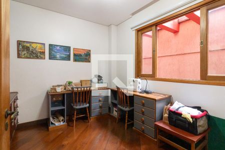 Casa à venda com 500m², 4 quartos e 4 vagas Casa à venda com 500m², 4 quartos e 4 vagasEscritório