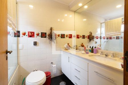 Casa à venda com 500m², 4 quartos e 4 vagas Casa à venda com 500m², 4 quartos e 4 vagasBanheiro da Suíte 2