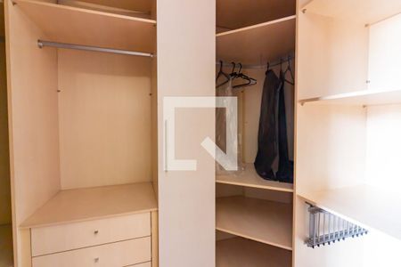 Closet de casa à venda com 4 quartos, 185m² em Jardim das Flores, Osasco