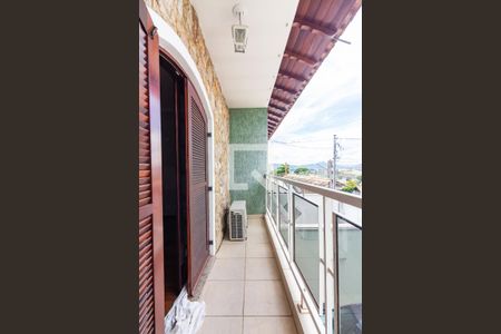 Sacada de casa à venda com 4 quartos, 185m² em Jardim das Flores, Osasco