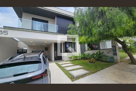 Casa à venda com 250m², 4 quartos e 4 vagas Casa à venda com 250m², 4 quartos e 4 vagasFachada