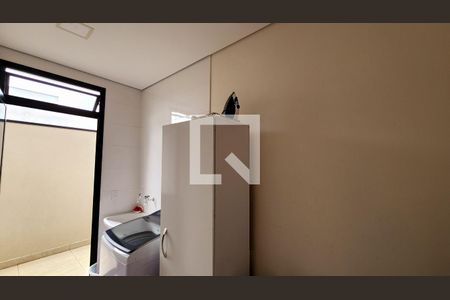 Casa à venda com 250m², 4 quartos e 4 vagas Casa à venda com 250m², 4 quartos e 4 vagasÁrea de Serviço