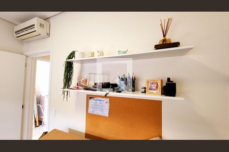 Casa à venda com 250m², 4 quartos e 4 vagas Casa à venda com 250m², 4 quartos e 4 vagasEscritório