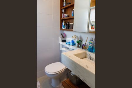 Apartamento à venda com 64m², 2 quartos e 2 vagas Apartamento à venda com 64m², 2 quartos e 2 vagasBanheiro da Suíte 1