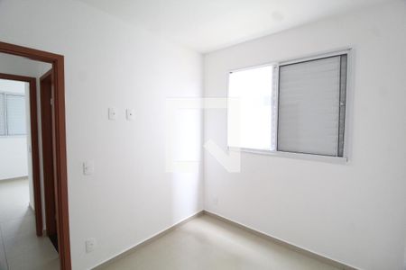 Quarto 1 de apartamento para alugar com 2 quartos, 48m² em Jardim Holanda, Uberlândia