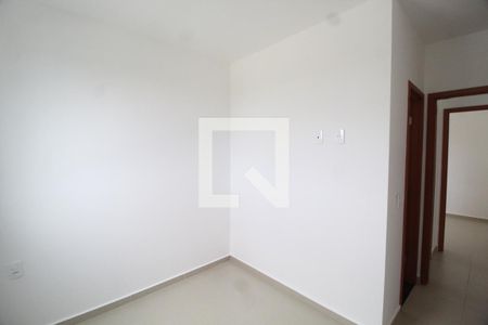 Quarto 2 de apartamento para alugar com 2 quartos, 48m² em Jardim Holanda, Uberlândia