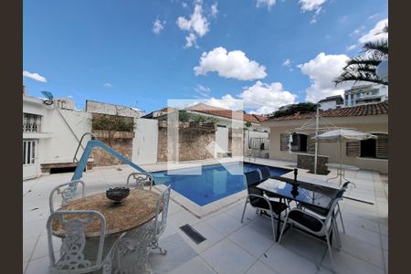 Casa à venda com 400m², 6 quartos e 3 vagas Casa à venda com 400m², 6 quartos e 3 vagasPiscina