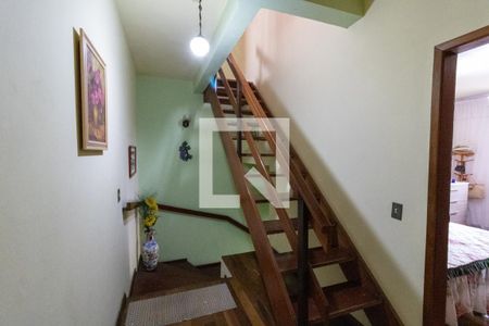 Casa para alugar com 265m², 4 quartos e 2 vagas Casa para alugar com 265m², 4 quartos e 2 vagasEscada