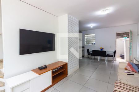 Sala de casa de condomínio à venda com 2 quartos, 65m² em Santa Maria, Osasco