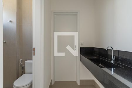 Casa de condomínio à venda com 470m², 4 quartos e 2 vagas Casa de condomínio à venda com 470m², 4 quartos e 2 vagasBanheiro Semi Suítes