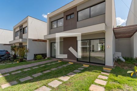 Casa de condomínio à venda com 470m², 4 quartos e 2 vagas Casa de condomínio à venda com 470m², 4 quartos e 2 vagasEntrada