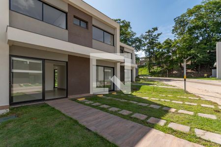 Casa de condomínio à venda com 470m², 4 quartos e 2 vagas Casa de condomínio à venda com 470m², 4 quartos e 2 vagasEntrada