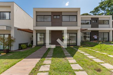 Casa de condomínio à venda com 470m², 4 quartos e 2 vagas Casa de condomínio à venda com 470m², 4 quartos e 2 vagasEntrada