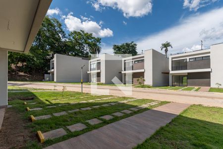 Casa de condomínio à venda com 470m², 4 quartos e 2 vagas Casa de condomínio à venda com 470m², 4 quartos e 2 vagasEntrada