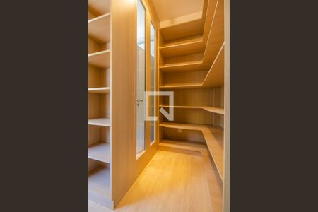 Casa para alugar com 300m², 3 quartos e 3 vagas Casa para alugar com 300m², 3 quartos e 3 vagasQuarto 3 - Closet