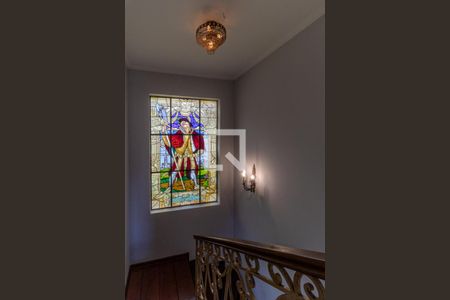 Casa à venda com 745m², 4 quartos e 8 vagas Casa à venda com 745m², 4 quartos e 8 vagasEscada