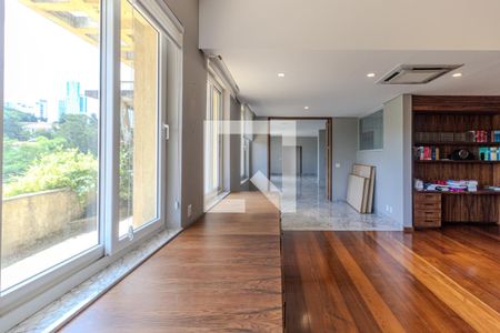 Casa à venda com 745m², 4 quartos e 8 vagas Casa à venda com 745m², 4 quartos e 8 vagasBiblioteca