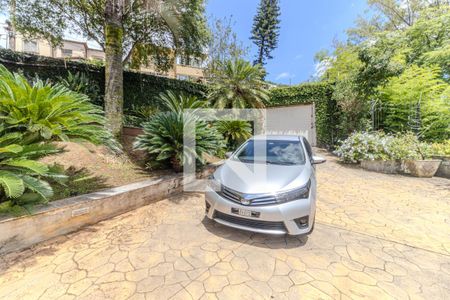 Casa à venda com 745m², 4 quartos e 8 vagas Casa à venda com 745m², 4 quartos e 8 vagasGaragem