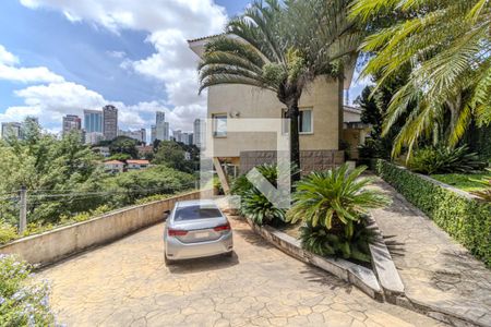 Casa à venda com 745m², 4 quartos e 8 vagas Casa à venda com 745m², 4 quartos e 8 vagasGaragem