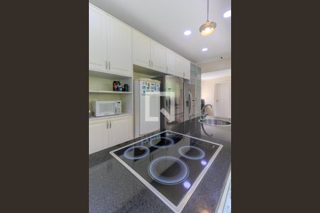 Casa à venda com 745m², 4 quartos e 8 vagas Casa à venda com 745m², 4 quartos e 8 vagasCozinha