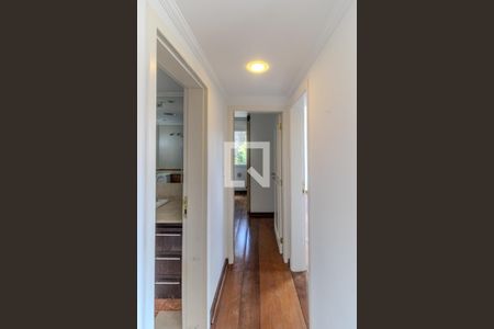 Casa à venda com 745m², 4 quartos e 8 vagas Casa à venda com 745m², 4 quartos e 8 vagasCorredor