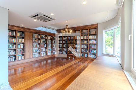Casa à venda com 745m², 4 quartos e 8 vagas Casa à venda com 745m², 4 quartos e 8 vagasBiblioteca