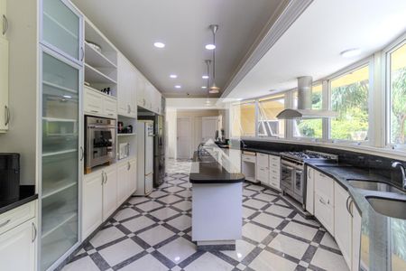 Casa à venda com 745m², 4 quartos e 8 vagas Casa à venda com 745m², 4 quartos e 8 vagasCozinha