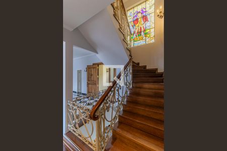 Casa à venda com 745m², 4 quartos e 8 vagas Casa à venda com 745m², 4 quartos e 8 vagasEscada