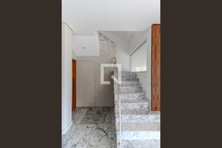 Casa à venda com 745m², 4 quartos e 8 vagas Casa à venda com 745m², 4 quartos e 8 vagasEscada