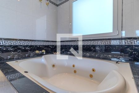 Casa à venda com 745m², 4 quartos e 8 vagas Casa à venda com 745m², 4 quartos e 8 vagasBanheiro da Suíte 2