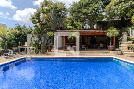 Casa à venda com 745m², 4 quartos e 8 vagas Casa à venda com 745m², 4 quartos e 8 vagasPiscina