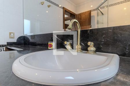 Casa à venda com 745m², 4 quartos e 8 vagas Casa à venda com 745m², 4 quartos e 8 vagasBanheiro 1 da Suíte 2