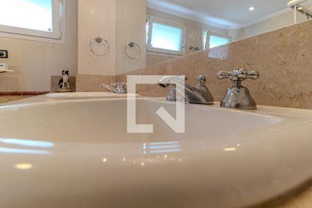 Casa à venda com 745m², 4 quartos e 8 vagas Casa à venda com 745m², 4 quartos e 8 vagasBanheiro Social