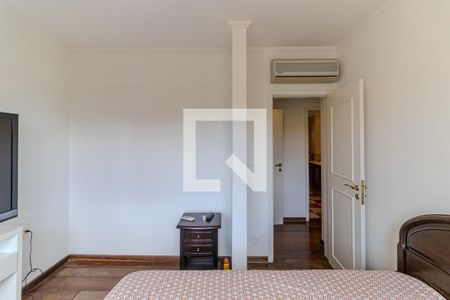 Casa à venda com 745m², 4 quartos e 8 vagas Casa à venda com 745m², 4 quartos e 8 vagasQuarto 1