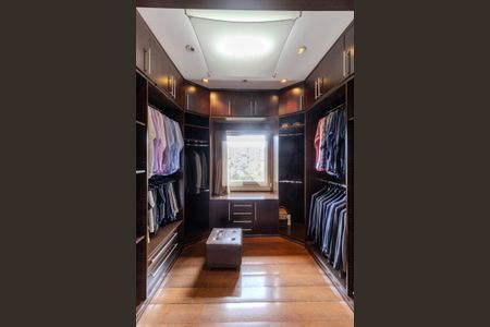 Casa à venda com 745m², 4 quartos e 8 vagas Casa à venda com 745m², 4 quartos e 8 vagasCloset da Suíte 2